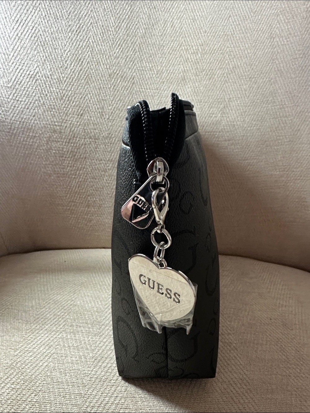 GUESS Black Logo-Print Toiletry Pouch with Heart Charm - Picture 13 of 13